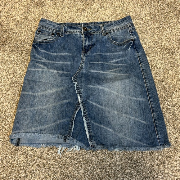 Mudd Jeans mini Jean skirt. Size 1 - Picture 3 of 7